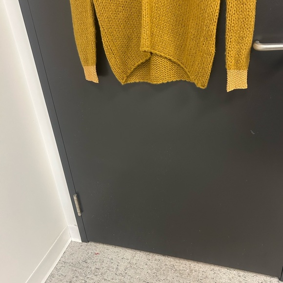 Charlise NWT S oversized Yellow and gold V-Neck Sweater neck yellow shimmers - Picture 7 of 13